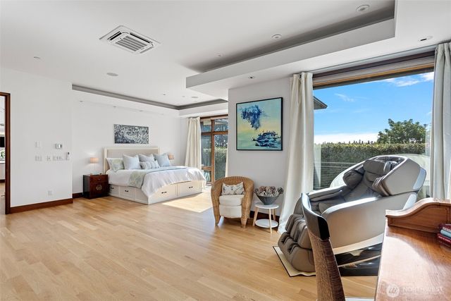 8631 NE 19th Place, Clyde Hill, WA 98004