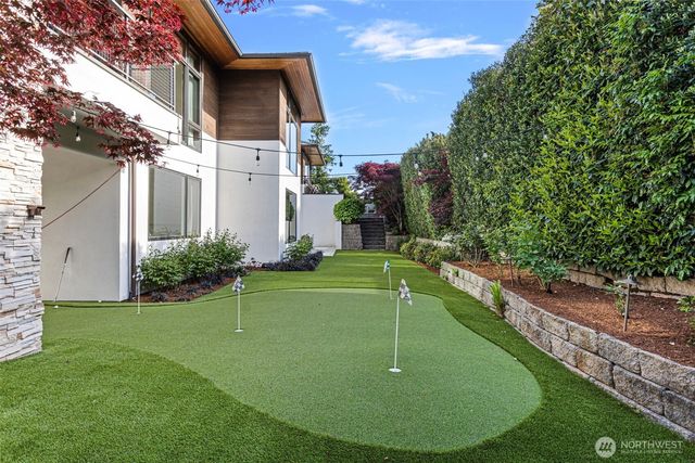 8631 NE 19th Place, Clyde Hill, WA 98004