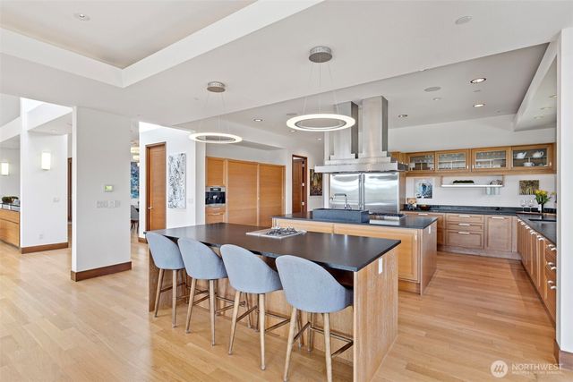 8631 NE 19th Place, Clyde Hill, WA 98004