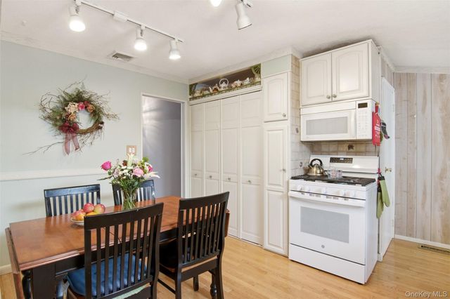 33 Fraternity Lane, Stony Brook, NY 11790