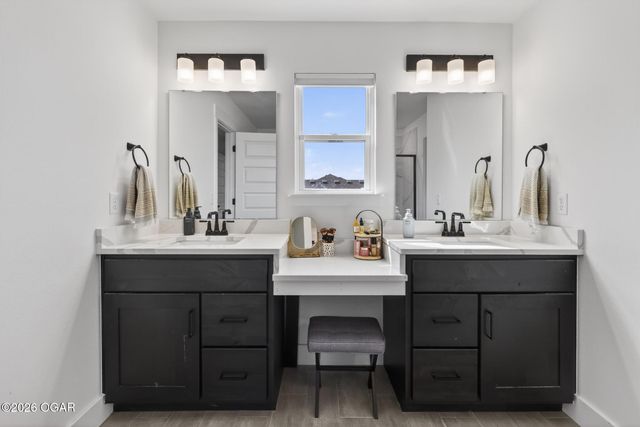 348 E Greystone Square, Webb City, MO 64870