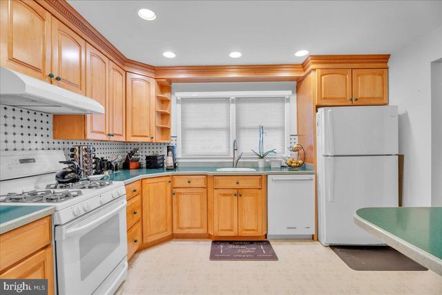 114 WEATHER VANE DR, Cherry Hill, NJ 08002