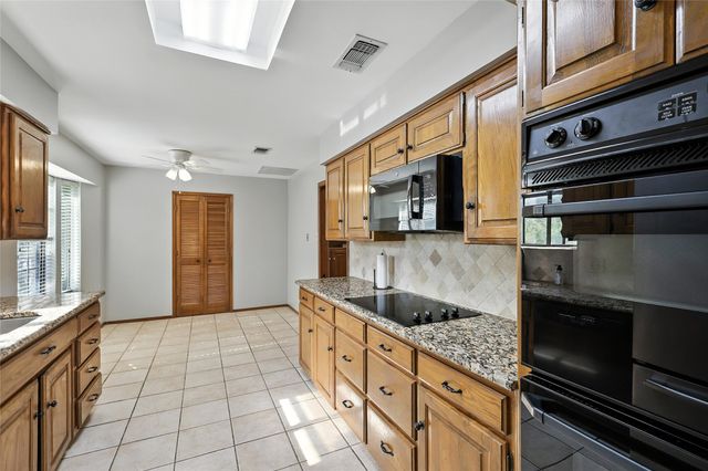 901 Spring Oak Court, Euless, TX 76039