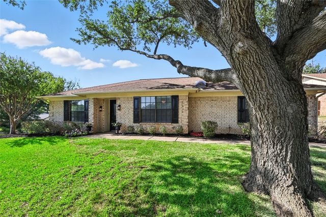 901 Spring Oak Court, Euless, TX 76039