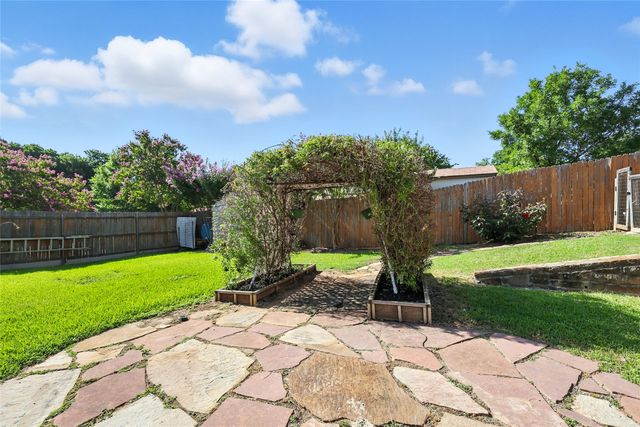 901 Spring Oak Court, Euless, TX 76039