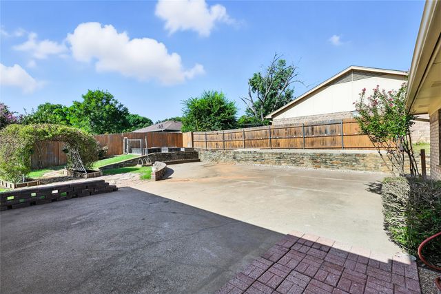 901 Spring Oak Court, Euless, TX 76039