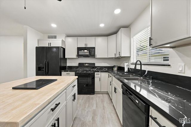 521 Oak Fair Way, Bakersfield, CA 93309