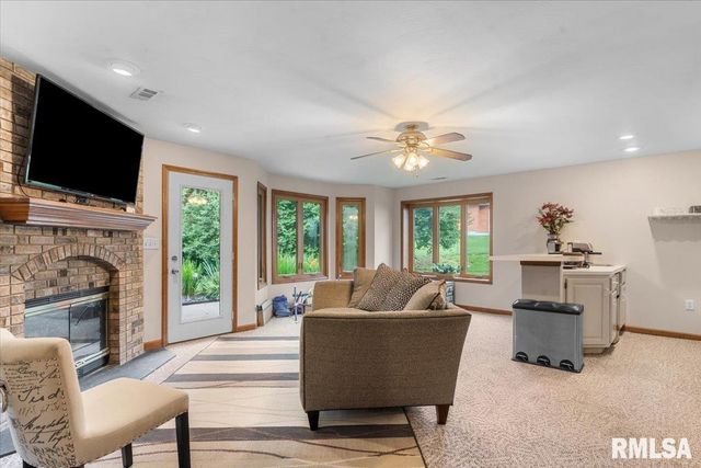 2601 Meadow Pointe Drive, Springfield, IL 62702