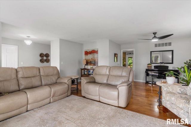 2601 Meadow Pointe Drive, Springfield, IL 62702