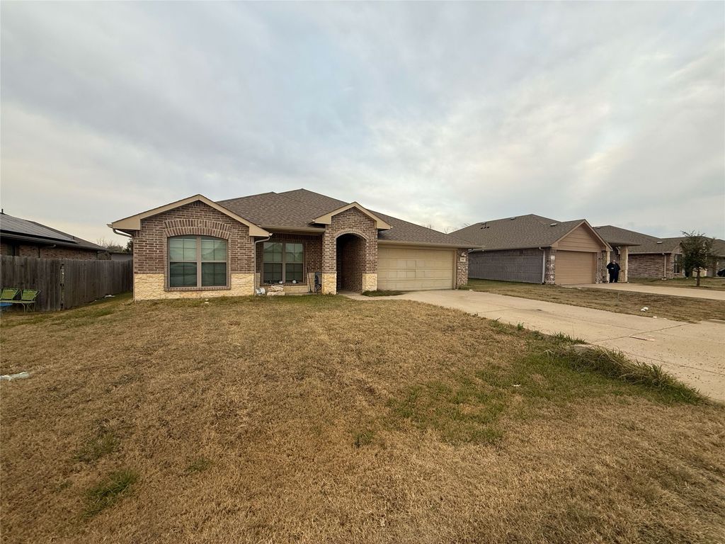 116 Willowbend Loop, Mabank, TX 75147