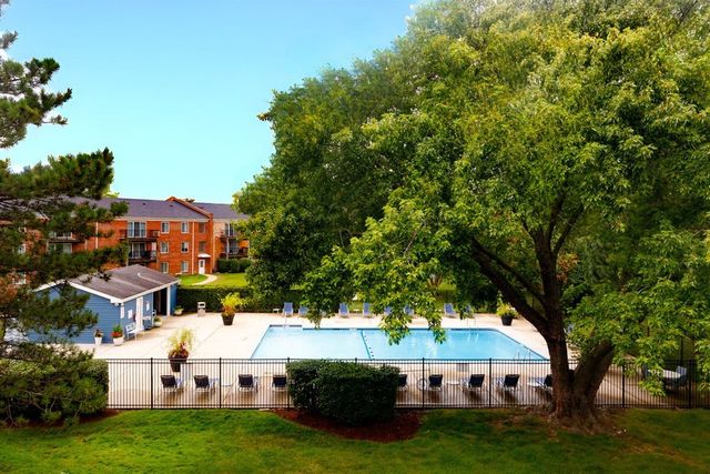 4250 W Lake Avenue 105C, Glenview, IL 60026