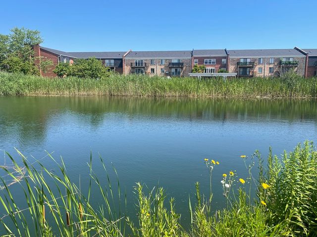 4250 W Lake Avenue 105C, Glenview, IL 60026