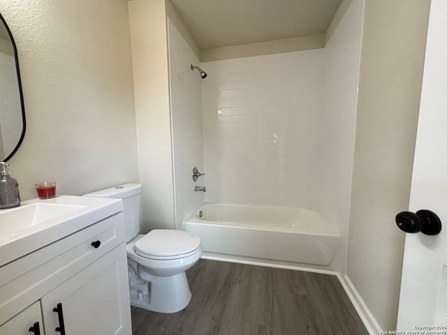 702 E 5th, Nixon, TX 78140