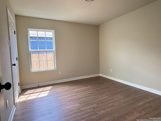 702 E 5th, Nixon, TX 78140