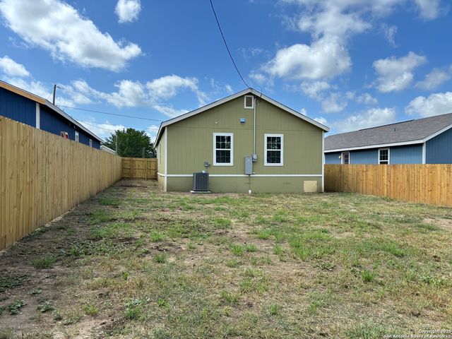 702 E 5th, Nixon, TX 78140