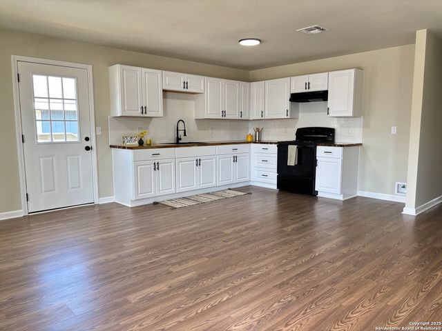 702 E 5th, Nixon, TX 78140