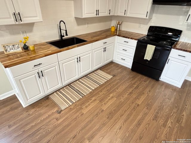 702 E 5th, Nixon, TX 78140