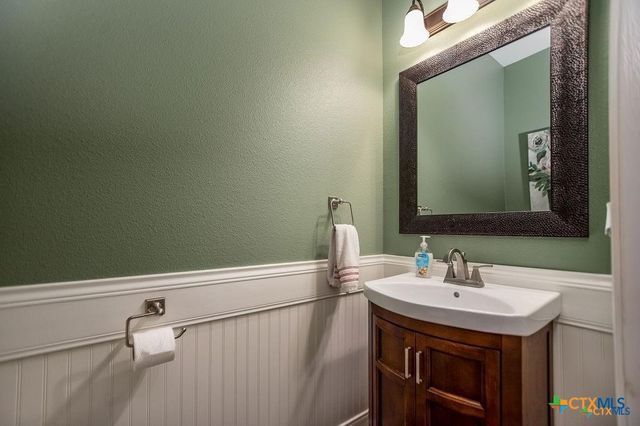 802 Mc Donald Road, Port Lavaca, TX 77979