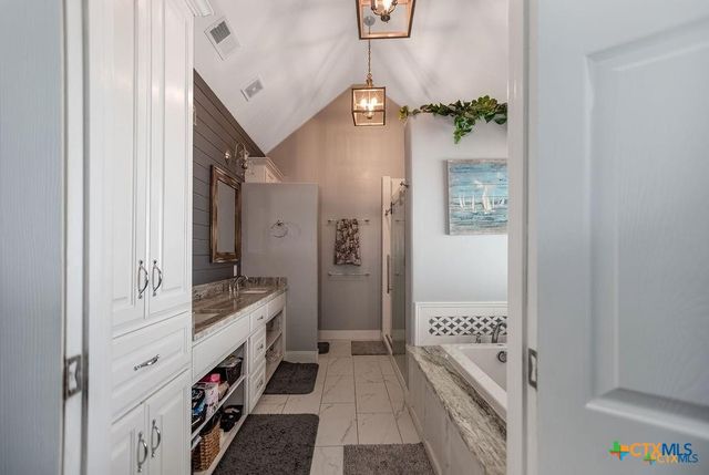 802 Mc Donald Road, Port Lavaca, TX 77979