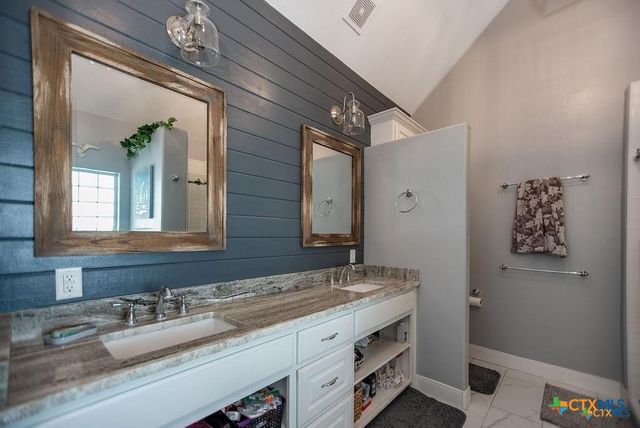 802 Mc Donald Road, Port Lavaca, TX 77979