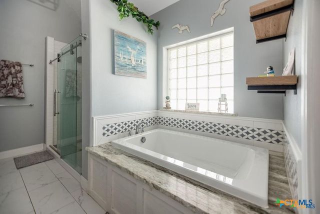 802 Mc Donald Road, Port Lavaca, TX 77979