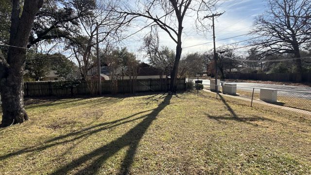 6200 Kentwood Place, Fort Worth, TX 76112