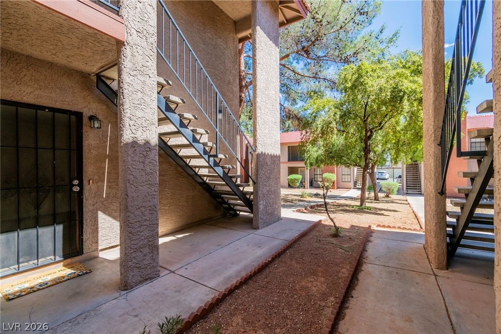 Image 10 of property listing at 5576 West Rochelle Avenue 32A, Las Vegas, NV 89103