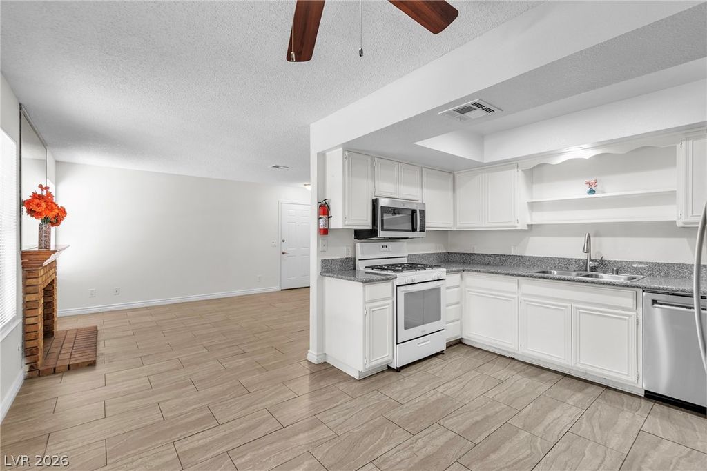 Image 4 of property listing at 5576 West Rochelle Avenue 32A, Las Vegas, NV 89103