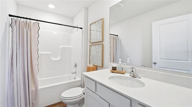 2201 Creek View Lane, Raymore, MO 64083