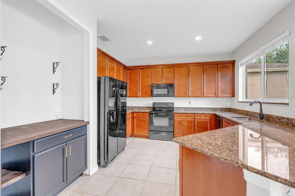 Image 13 of property listing at 13066 HATHERTON CIRCLE, Orlando, FL 32832