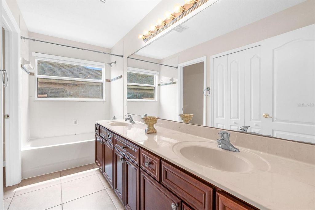 Image 33 of property listing at 13066 HATHERTON CIRCLE, Orlando, FL 32832