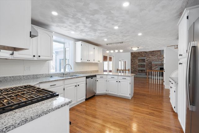 4 Hilltop Drive, Hudson, NH 03051