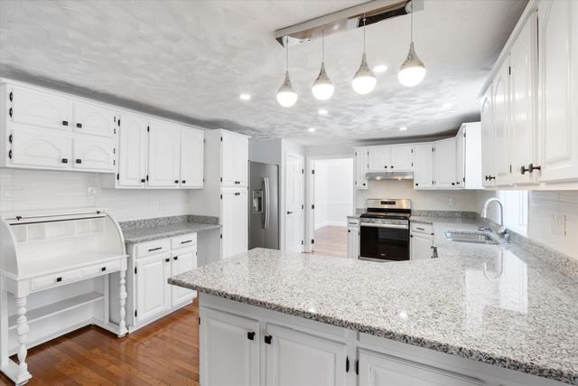 4 Hilltop Drive, Hudson, NH 03051