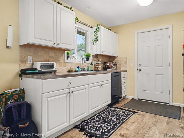 419 Laurie Drive, Flushing, MI 48433
