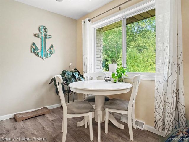 419 Laurie Drive, Flushing, MI 48433