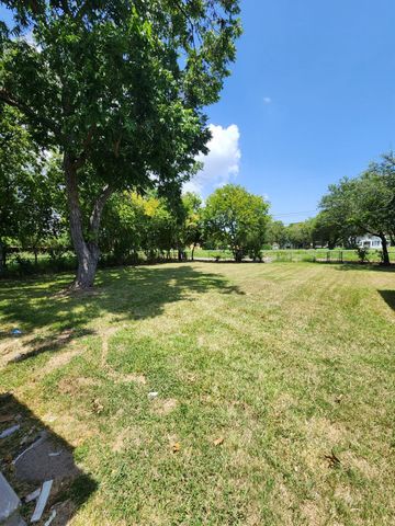 112 1st Avenue N, Texas City, TX 77590
