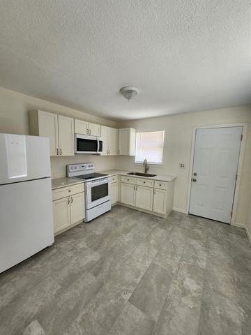 112 1st Avenue N, Texas City, TX 77590