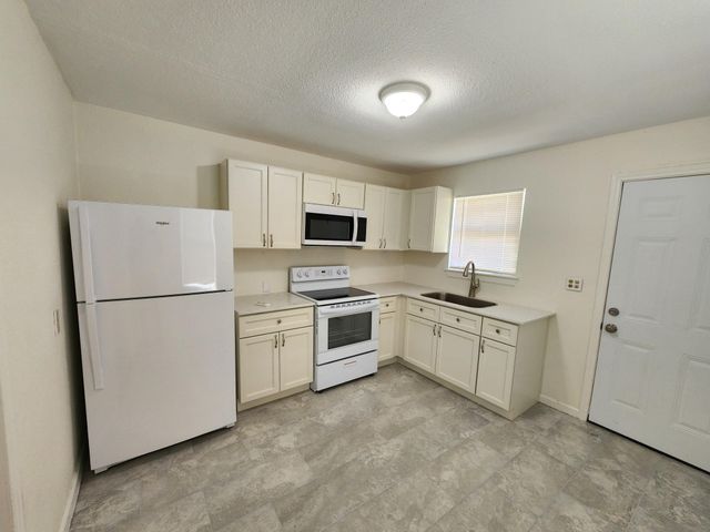 112 1st Avenue N, Texas City, TX 77590