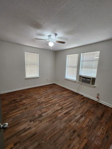 112 1st Avenue N, Texas City, TX 77590