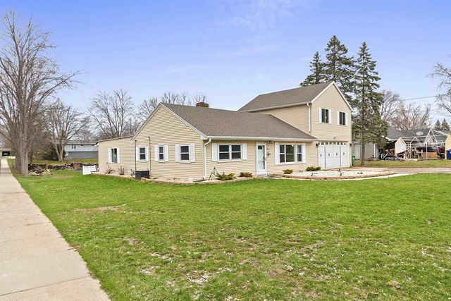 2068 LOST DAUPHIN ROAD, De Pere, WI 54115