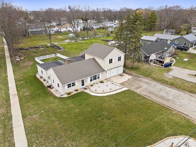 2068 LOST DAUPHIN ROAD, De Pere, WI 54115