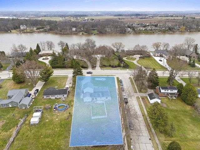 2068 LOST DAUPHIN ROAD, De Pere, WI 54115
