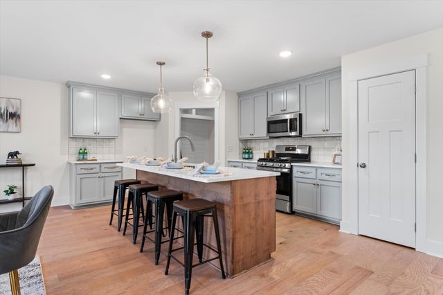 931 Bankside Dr, Clarksville, TN 37043