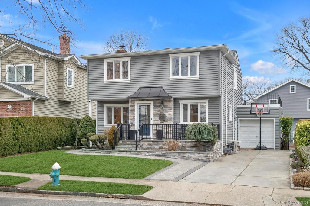 39 Corwin Avenue, New Hyde Park, NY 11040