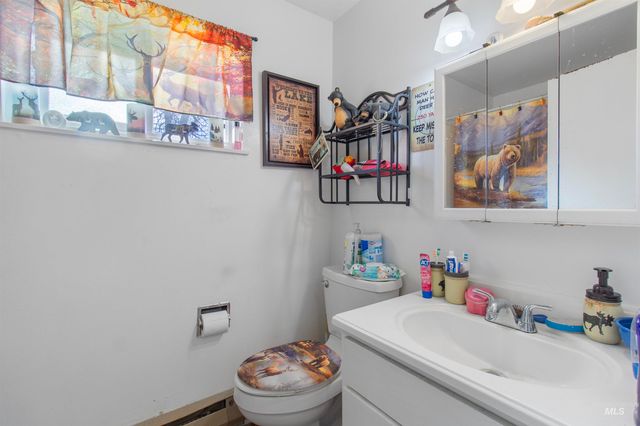 636 Main St N, Hansen, ID 83334