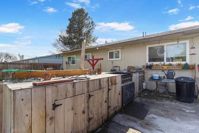 636 Main St N, Hansen, ID 83334