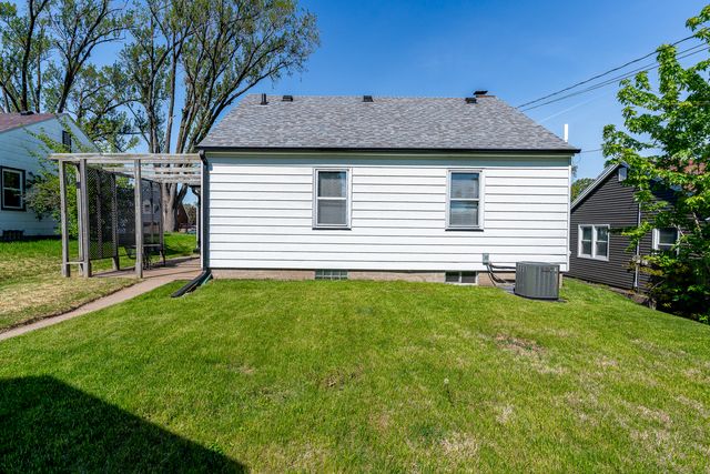 2639 N HOWELL Street, Davenport, IA 52804