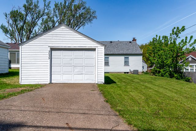 2639 N HOWELL Street, Davenport, IA 52804