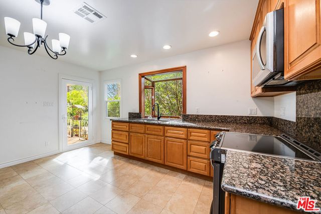 741 N Clybourn Avenue, Burbank, CA 91505