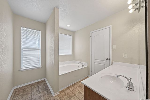 6818 Crest, Live Oak, TX 78233